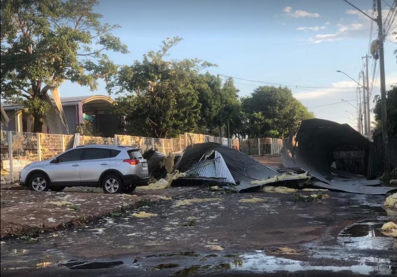 Chuva com vento forte arranca telhados de escola municipal e loja em Palmas