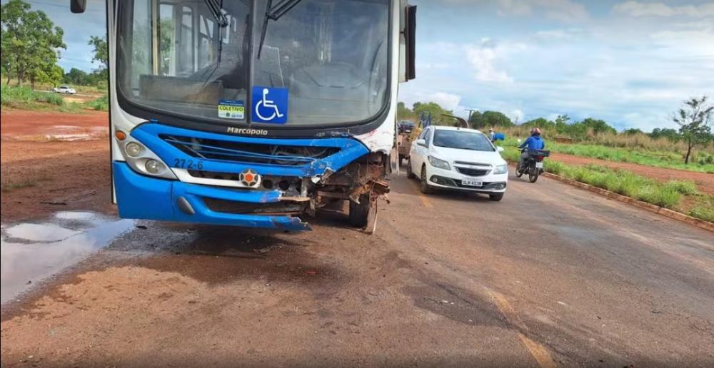 Acidente entre carro e ônibus do transporte coletivo deixa homem morto em Palmas