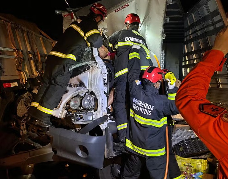 Duas pessoas ficam feridas e uma morre em batida envolvendo carretas na BR-153