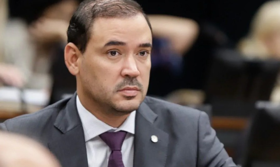 Vicentinho Júnior garante R$8 milhões para seis importantes hospitais do Tocantins