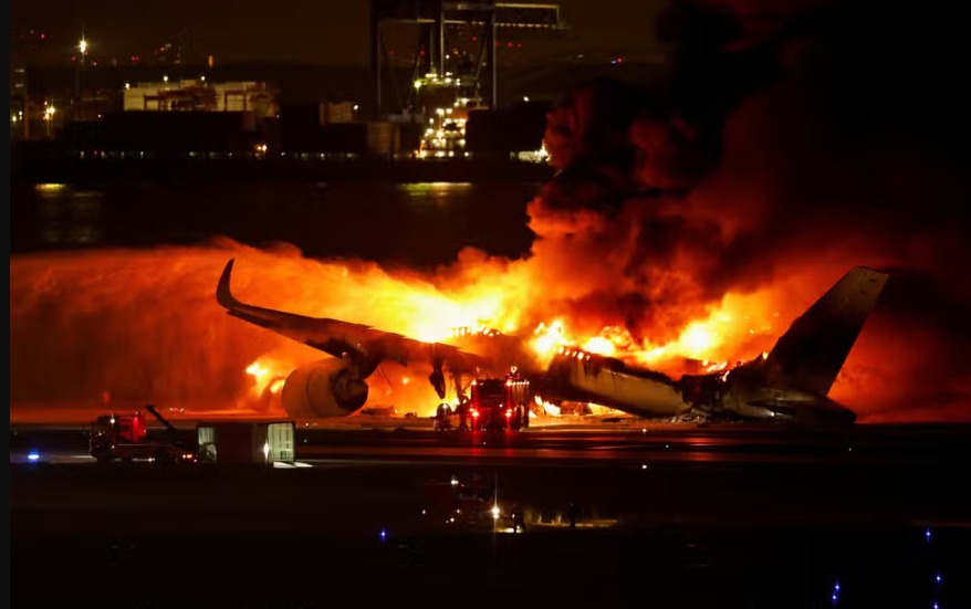 Avião com 379 a bordo bate em outra aeronave e pega fogo no aeroporto de Tóquio; cinco morrem