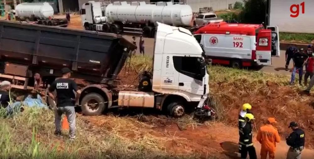 Motociclista de 24 anos morre após ser atropelada por caminhão na BR-153