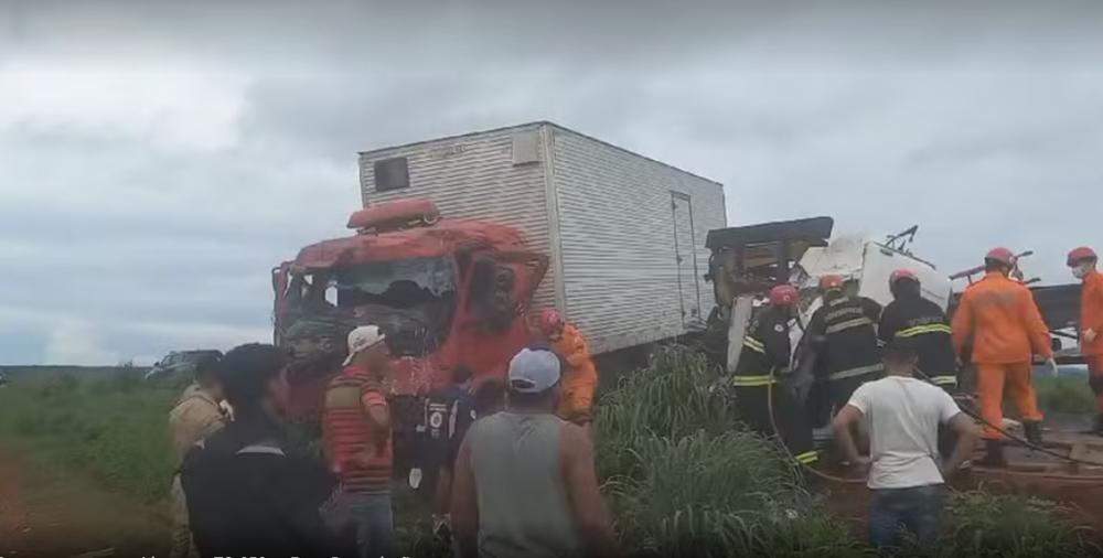 Acidente entre dois caminhões deixa uma pessoa morta e duas feridas na TO-050