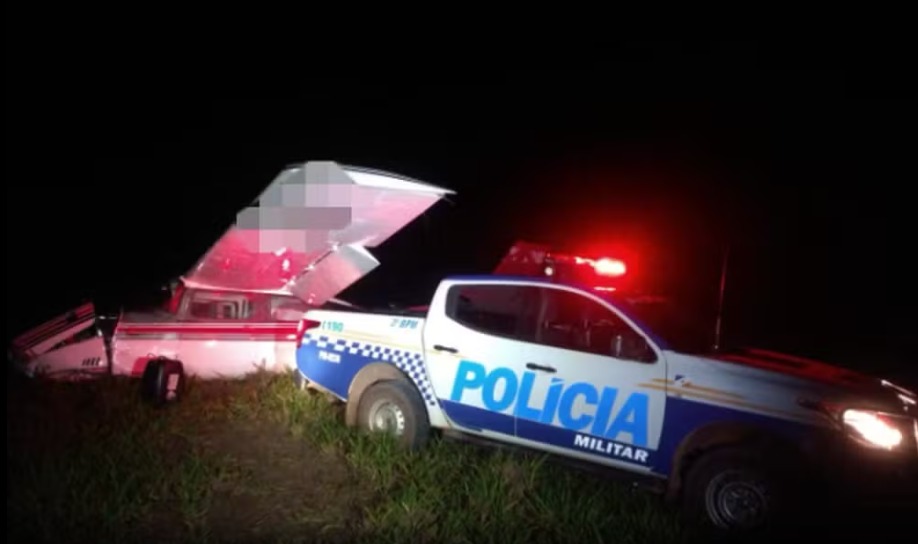 Imagens mostram avião que levava quase meia tonelada de cocaína após fazer pouso de emergência