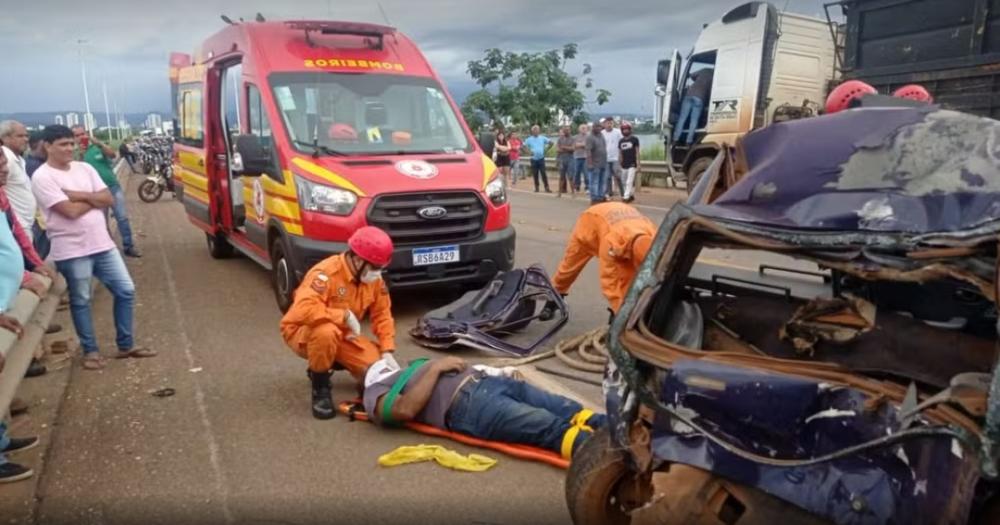 Acidente deixa uma pessoa ferida e gera fila quilométrica de carros em ponte