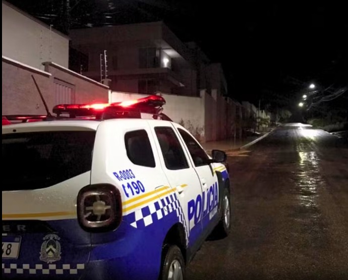 Mulher corre até casa de vizinho para escapar do marido após ser esfaqueada no rosto