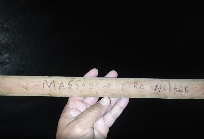 Bastão escrito 'massagem para noiado' é encontrado em ponto de venda de drogas, diz polícia