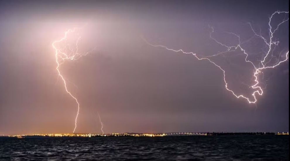 Casas ficam sem energia após raio atingir rede elétrica de Paraíso do Tocantins