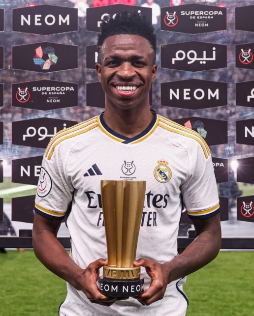 Vinicius Jr deu uma aula de futebol e o Real Madrid humilhou o Barcelona na Supercopa