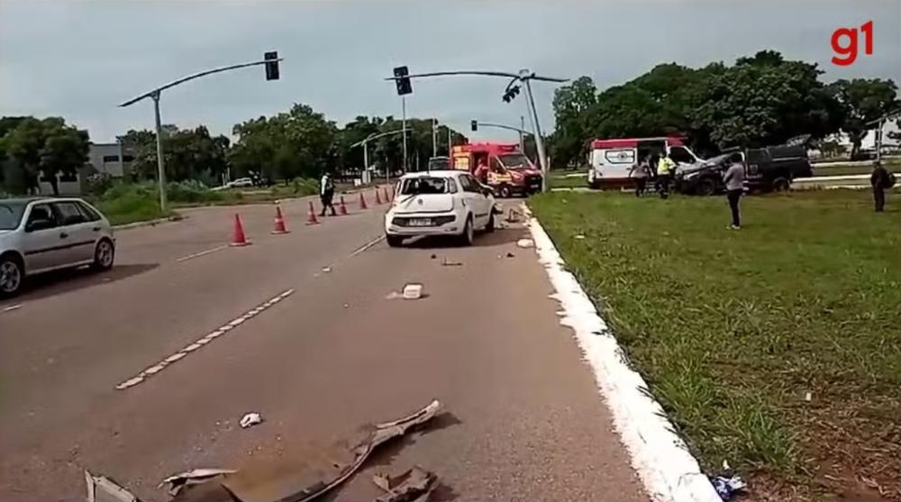 Acidente entre carro e viatura da Polícia Penal deixa três pessoas feridas;