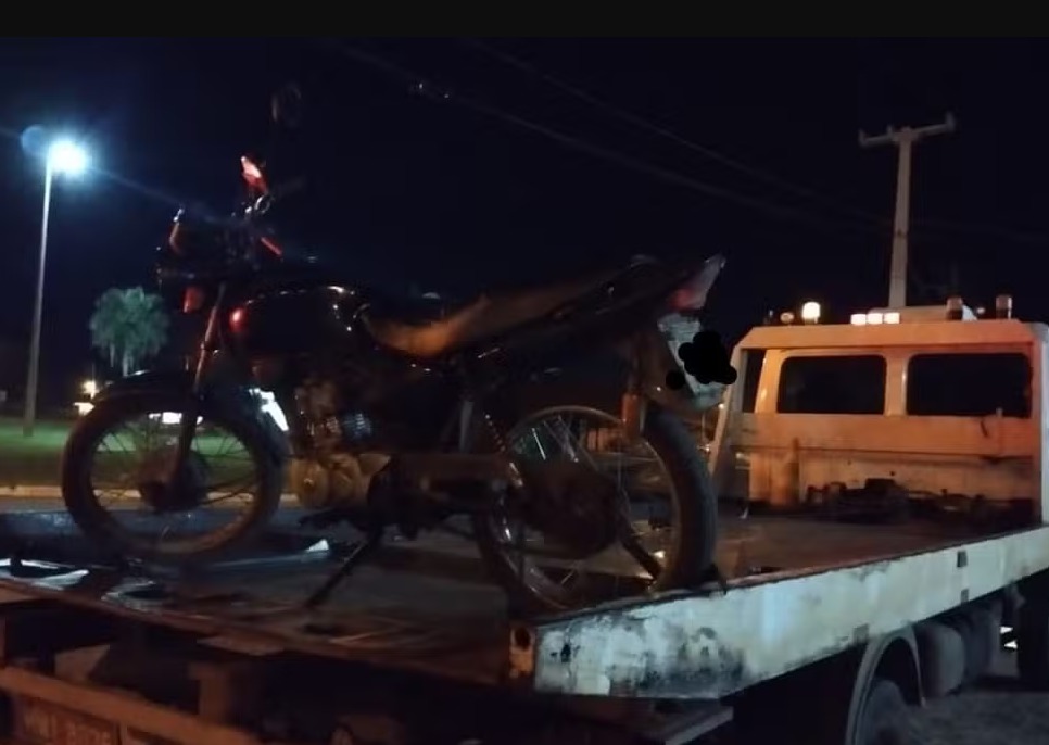 Moto com mais de R$ 22 mil em multas e débitos é apreendida após motociclista passar pela polícia falando ao celular