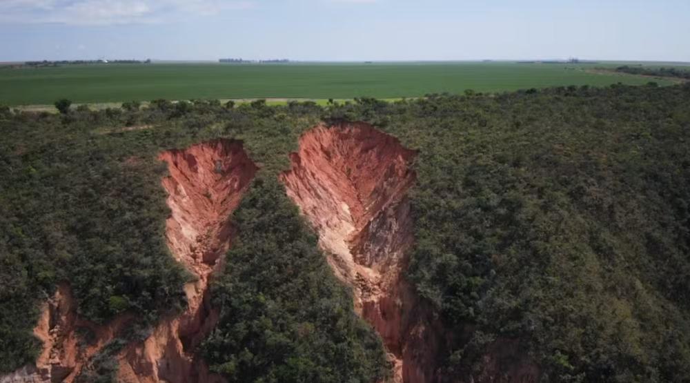Fazendeiros são multados em R$ 4 milhões após crateras gigantes aparecerem nas Serras Gerais que dividem Bahia e Tocantins