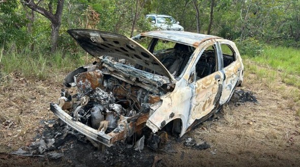 Carro furtado por casal em Paraíso é encontrado queimado