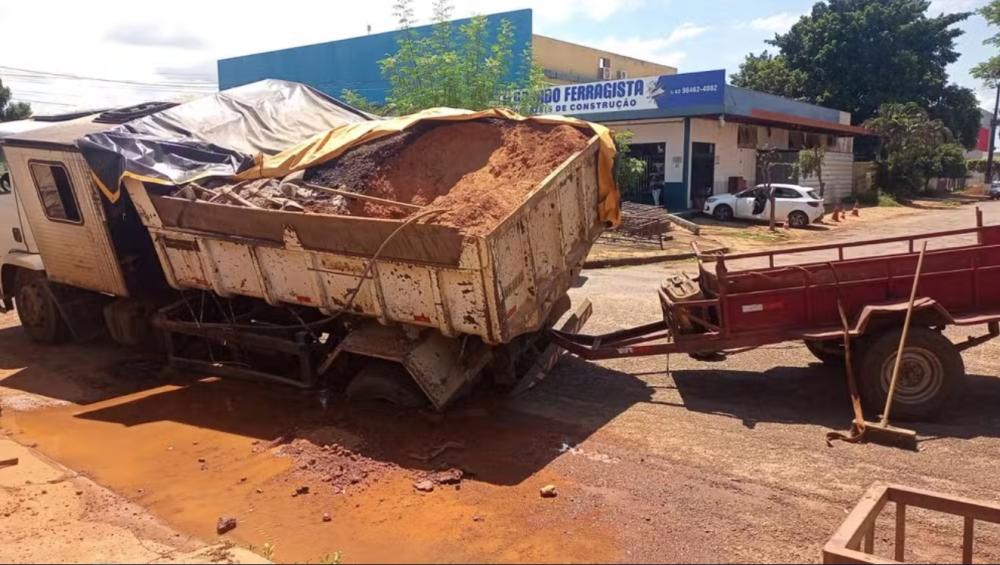 Buraco se abre em rua de Palmas e engole pneus de caminhão