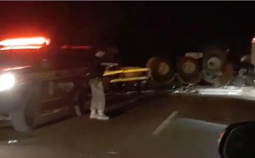 Tombamento de veículo pesado interrompe tráfego da BR-153 entre Paraíso e Pugmil