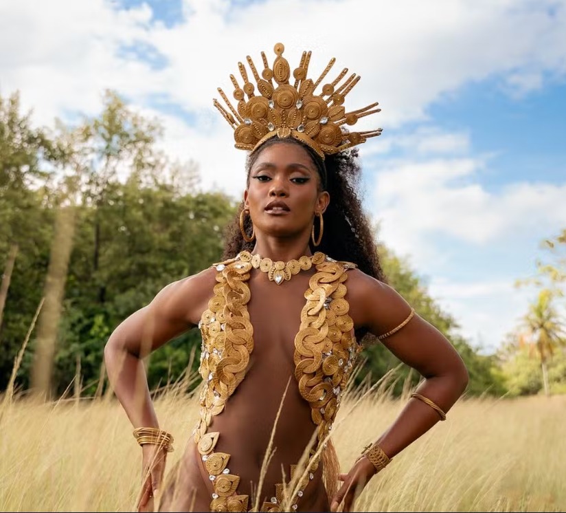 Atriz exibe fantasia de capim dourado em ensaio pré-carnaval e faz homenagem a artesãs quilombolas: 'mulheres guerreiras'