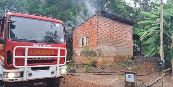 Pessoa com transtorno psicológico coloca fogo na própria casa em Paraíso do Tocantins