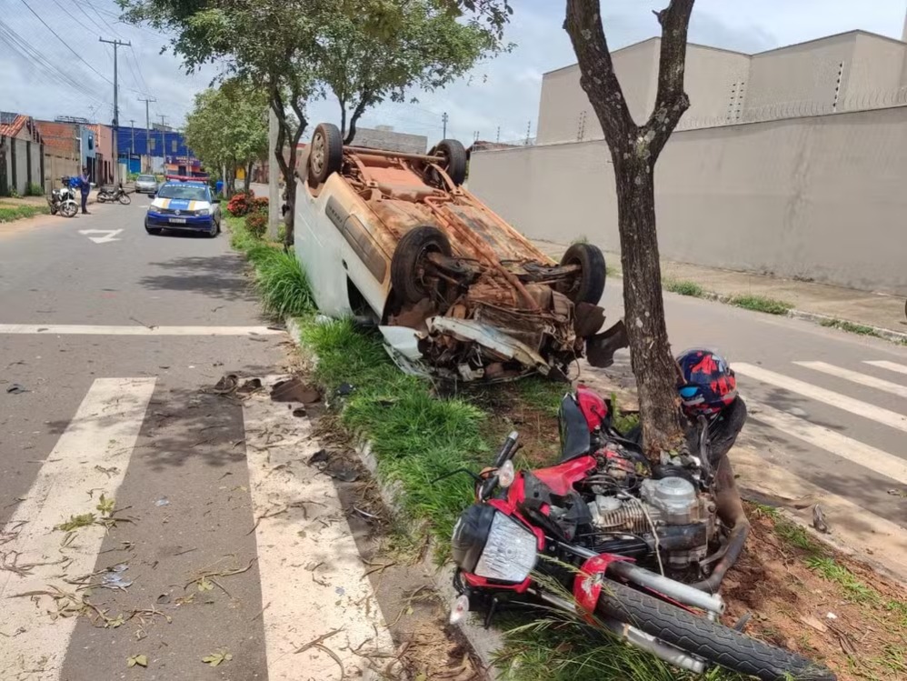 Duas pessoas ficam feridas após carro capotar e moto bater em árvore