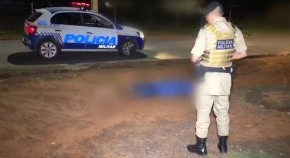 Jovem morre e outros dois ficam gravemente feridos após criminosos encapuzados passarem de carro atirando, diz polícia