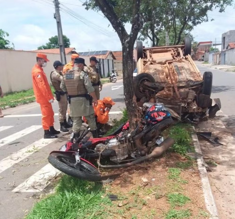 Motoboy morre em hospital após ser atingido por carro em cruzamento