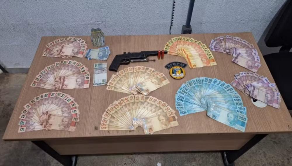 Vídeo mostra suspeito sendo perseguido e preso por PMs após três assaltos em uma única noite