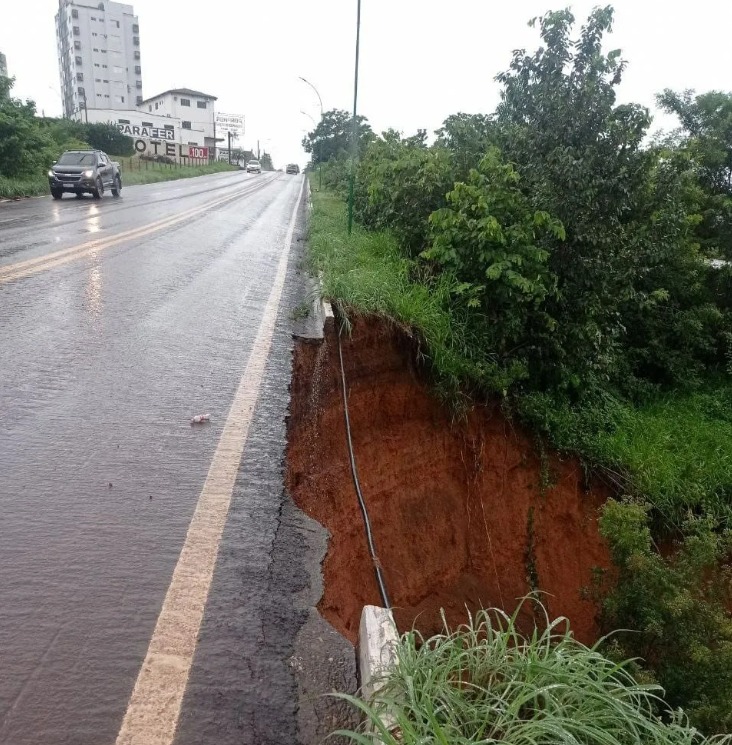 Chuvas constantes provocam queda de barreira em avenida paralela com a BR-153 em Paraíso do Tocantins