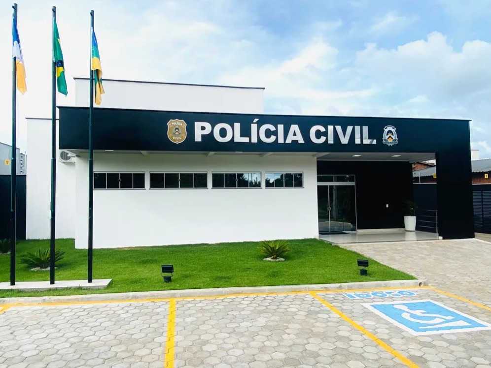 Homem suspeito de matar esposa e esfaquear filhos se entrega à polícia e fica em silêncio durante depoimento