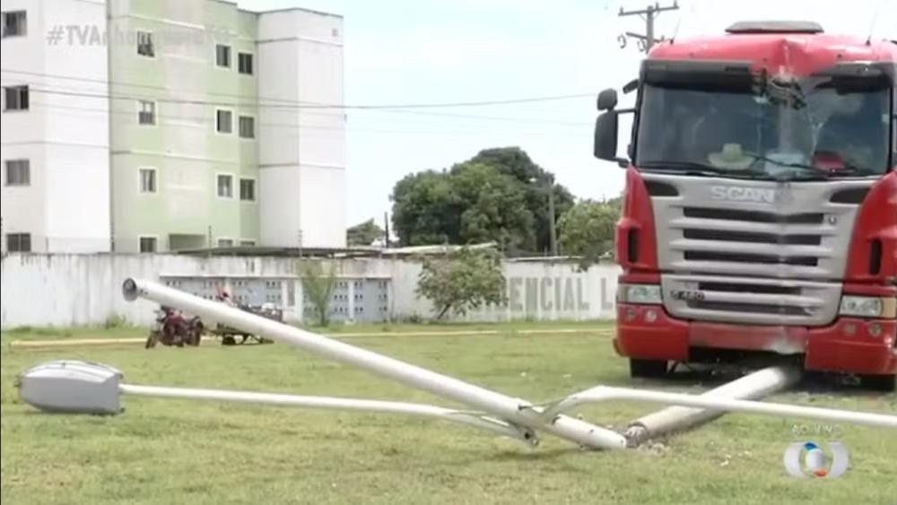 Motorista morre após sofrer mal súbito e bater caminhão em poste