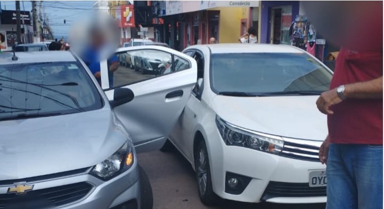 Colisão entre veículos paralisa trânsito em Paraíso do Tocantins