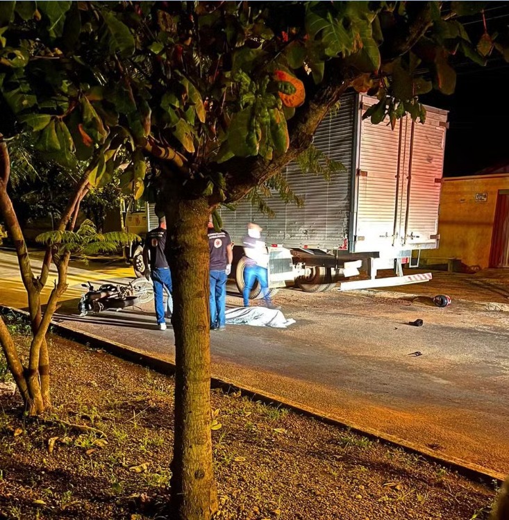 Idoso de 69 anos morre após bater moto na traseira de caminhão que estava parado em avenida