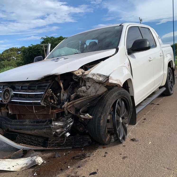 Pneu de caminhão se solta e atinge caminhonete de prefeito e van em rodovia