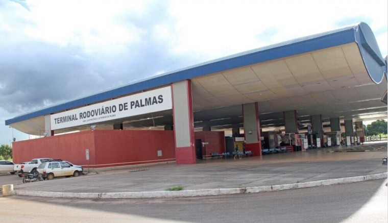 Jovem grávida de oito meses é presa transportando crack, cocaína e maconha dentro de ônibus