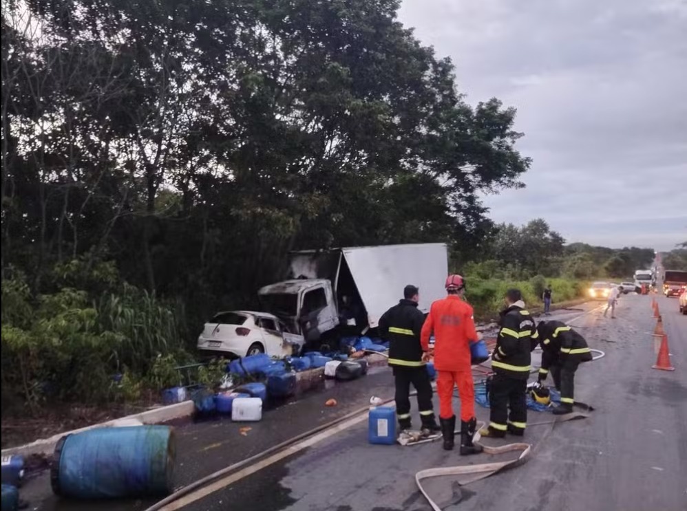 Uma pessoa morre após carro bater de frente com caminhão e pegar fogo na BR-153