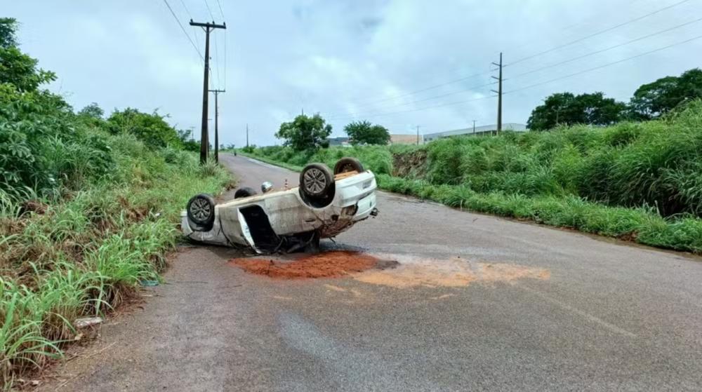 Carro capota após aquaplanar em pista molhada e deixa duas pessoas feridas na TO-050