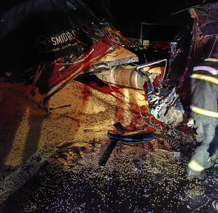 Motorista morre e corpo fica preso às ferragens em acidente entre dois caminhões na TO-335