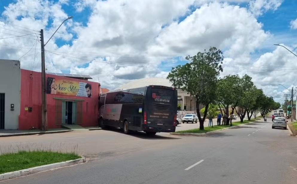 Ônibus bate em muro de salão de beleza após motorista deixar veículo ligado e descer para buscar encomenda