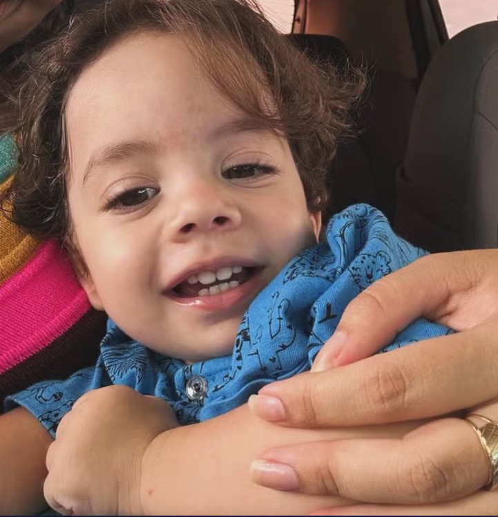 Pais de menino com doença rara vivem 'corrida contra o tempo' para conseguir o remédio mais caro do mundo