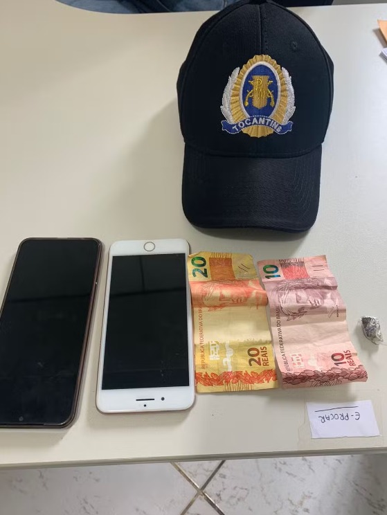 Estudantes são flagrados com maconha dentro de escola após oferecerem a droga para colegas