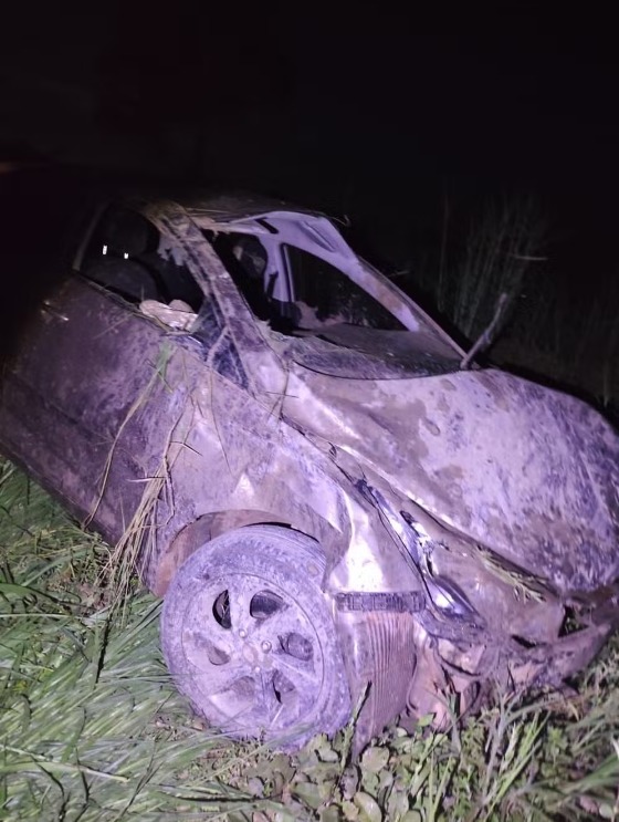 Homem morre após carro capotar e sair da pista na BR-242