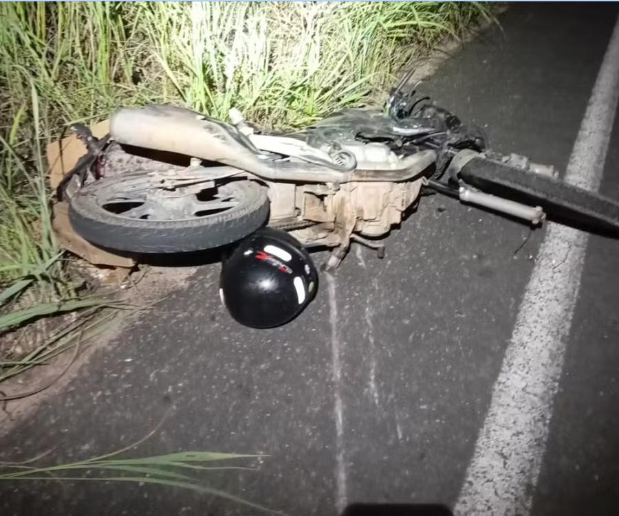 Motociclista morre após bater em caminhão e ser arremessada no acostamento