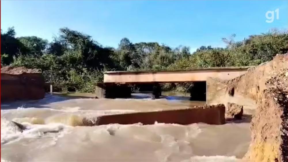 Enchente faz ponte desabar após arrastar aterro e bueiro;
