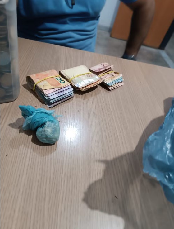 Homem é pego com drogas, tenta subornar policiais e também acaba preso por corrupção