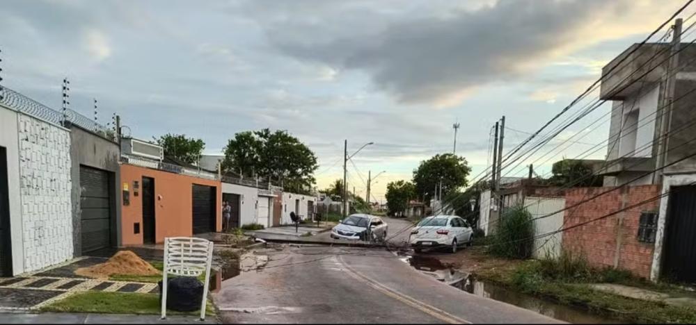 Criança pega carro dos pais sem permissão, derruba poste e deixa quadra sem energia