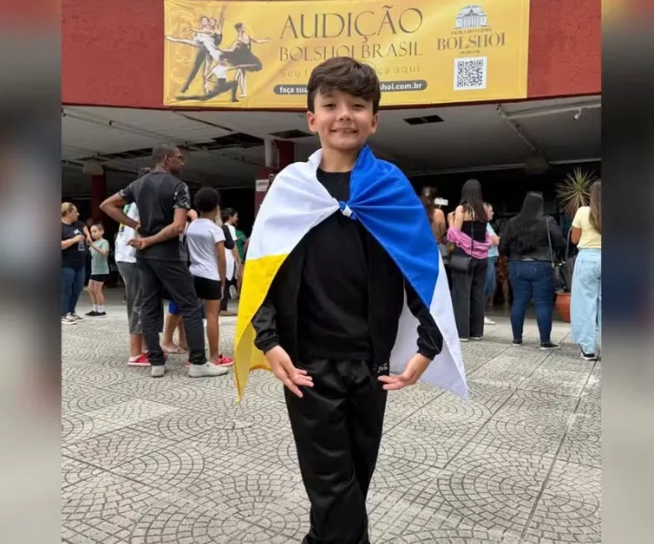 Menino que conquistou vaga na Escola Bolshoi ao treinar em barra feita pelo pai foi aprovado só na 2ª tentativa