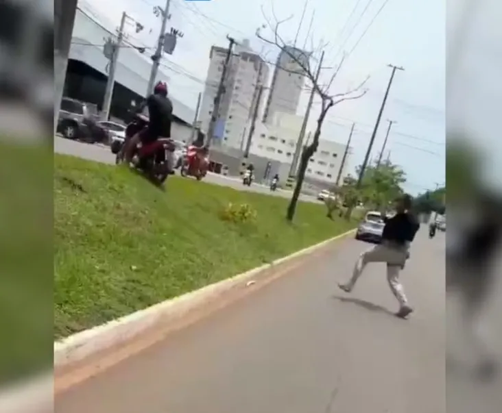 Agente da PRF cai em via ao perseguir motociclista a pé após ordem de parada no TO; 